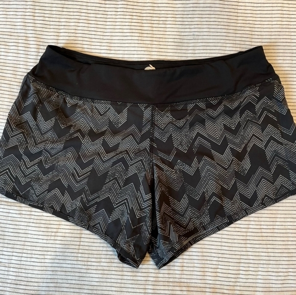 **Rabbit hopper shorts 4 inch size Medium - Picture 2 of 3